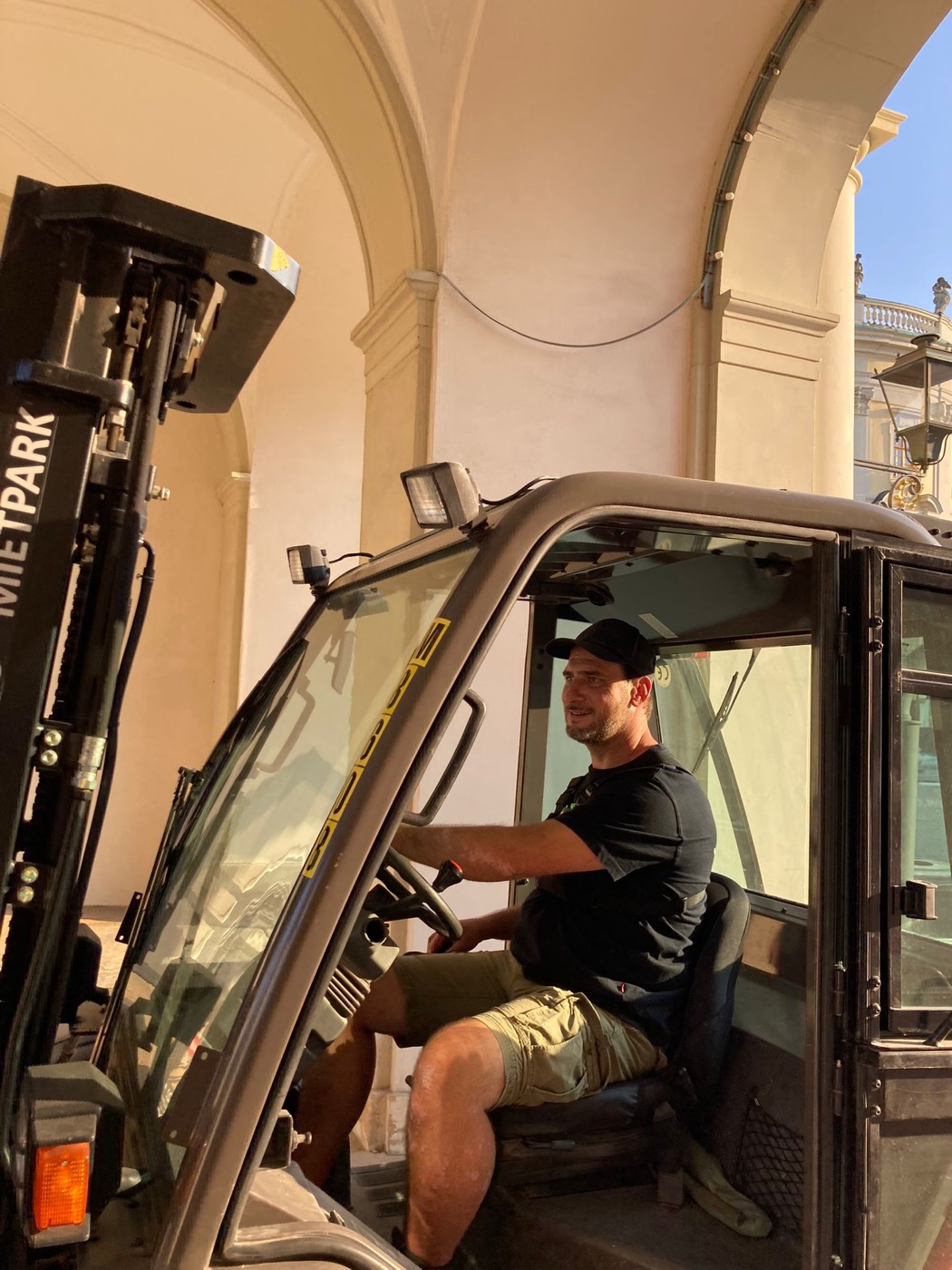 Olly Christoph bei den Logistikarbeiten für eine Veranstaltung